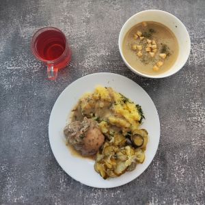 Dieta podstawowa  Zupa krem z białych warzyw Udziec z kurczaka wolno gotowany z ziołami Sos ziołowy (dieta) Ziemniaki z koperkiem gotowane Ogórek kiszony z cebulką Kompot owocowy z jabłkami Grzanki pszenne